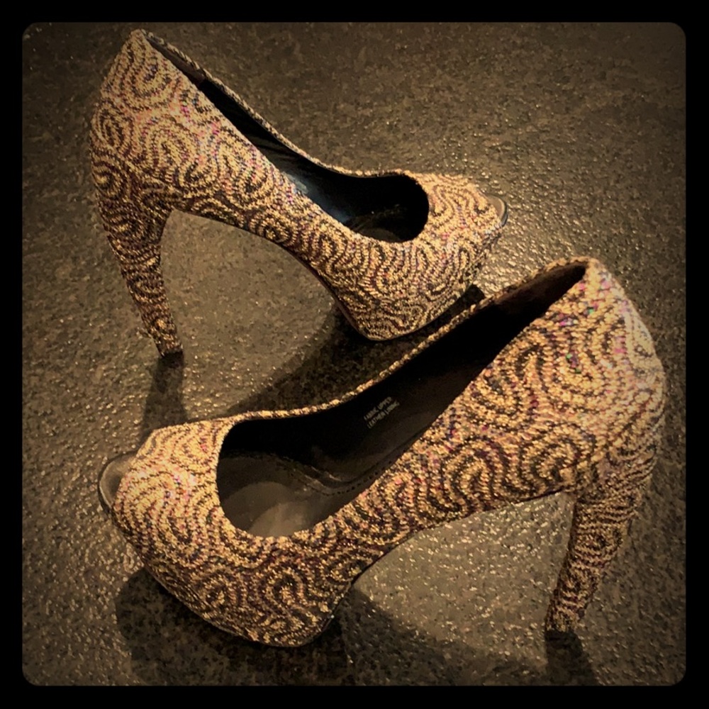 Vera Wang Lavender Label Sparkly Gold/Black Heels